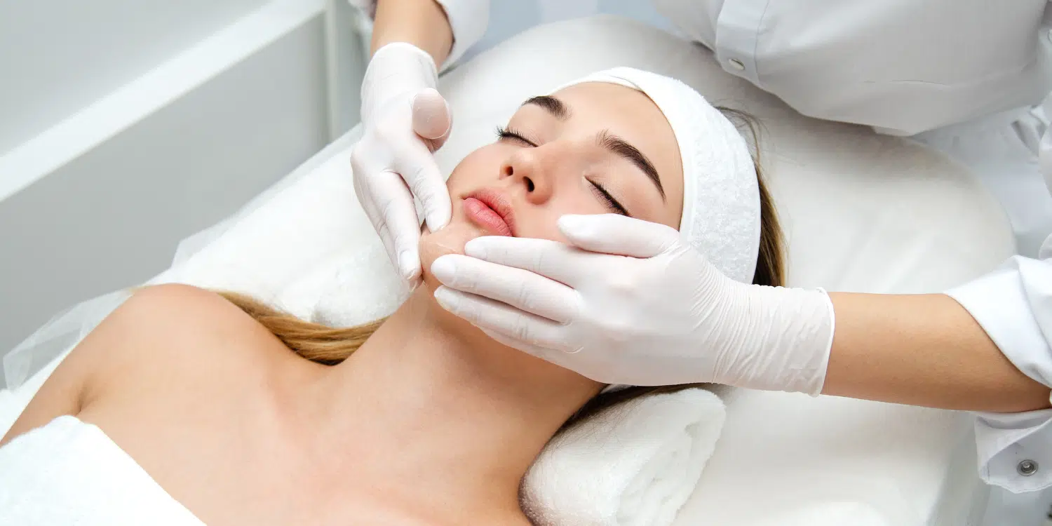 Tratamiento facial en cabina de medicina estética