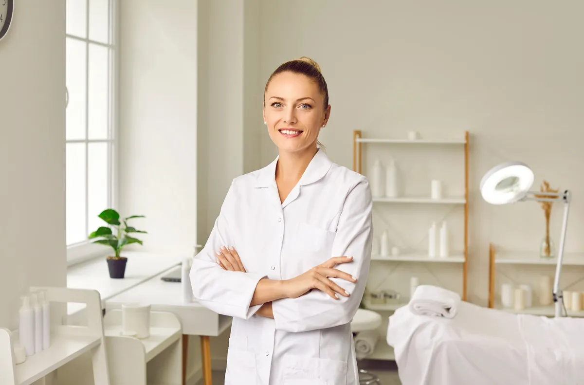 Profesional de medicina estética en su consultorio