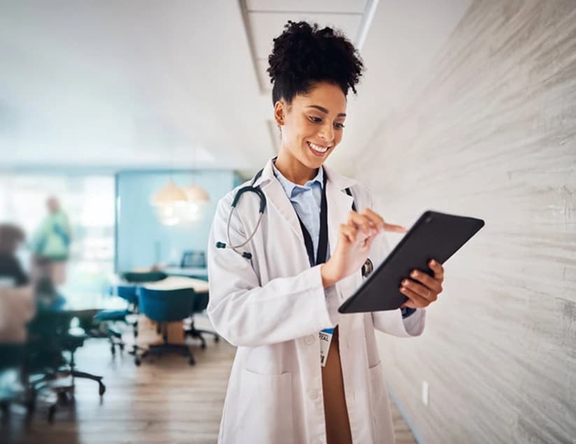 Profesional de medicina estética usando tablet en consultorio